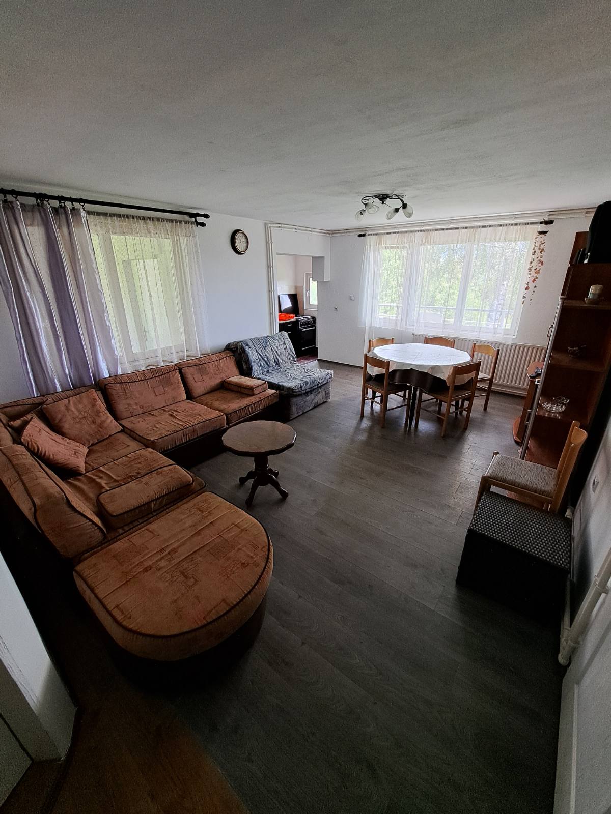 Đokić Apartman1 Dnevna soba sa dva ležaja, trpezariski sto sa 6 stolica, komoda sa TV-om sa pogledom na terasu